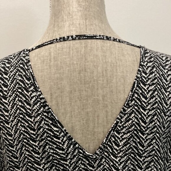 DR2 Black V-Neck Sleeveless Top Lightweight Large​​​​​​​ - Picture 8 of 12